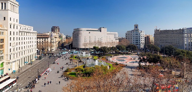 Plaza Cataluña de Barcelona, con el edificio de Telefónica a la derecha Telefónica vende su sede en plaza Cataluña de Barcelona por cien millones de euros